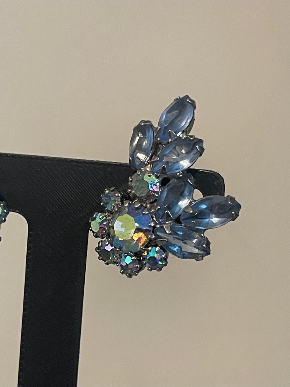 1950’s Weiss Frosted Blue Rhinestone Aurora Borealis Clip-on Earrings - Picture 10 of 12